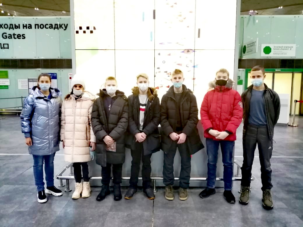 Сборная команда по плаванию Ленинградской области прилетела в Казань